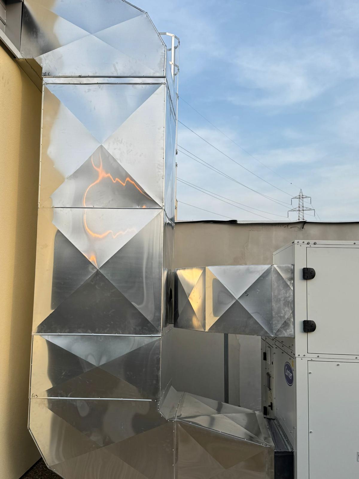 Montaggio di canale di grande sezione in cantiere